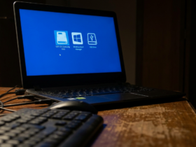 Laptop boot menu showing UEFI and USB drive options