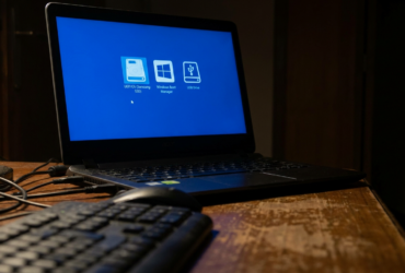 Laptop boot menu showing UEFI and USB drive options