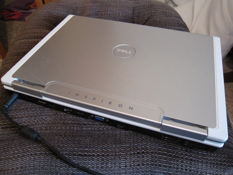 A Dell Inspiron E1505 notebook, the model family behind the 2007 Ubuntu Inspiron E1505n